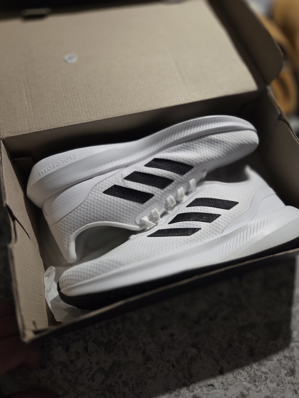 New In Box Adidas Men's White Athletic Sneakers with Black Sz M8. W9